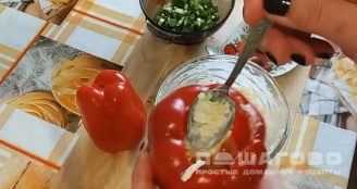 Фото приготовления рецепта: Болгарский перец фаршированный яйцом и сыром - шаг 3