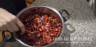Фото приготовления рецепта: Винегрет с колбасой и солеными огурцами - шаг 5