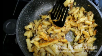 Фото приготовления рецепта: Жареная картошка с шампиньонами и луком на сковороде - шаг 7
