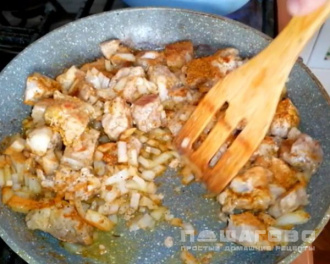 Фото приготовления рецепта: Суп из свинины в горшочке в духовке - шаг 3