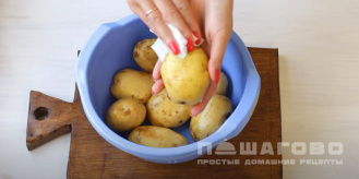 Фото приготовления рецепта: Картошка-гармошка с сыром в духовке - шаг 2