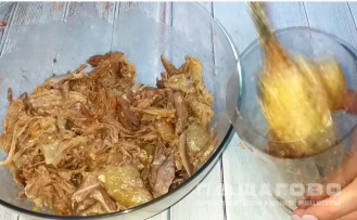 Фото приготовления рецепта: Колбаса из свиных шкурок в пластиковой бутылке - шаг 4