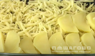 Фото приготовления рецепта: Картофельная запеканка с грибами и сыром - шаг 3