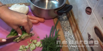 Фото приготовления рецепта: Окрошка на курином бульоне - шаг 2