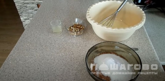 Фото приготовления рецепта: Орехово-шоколадный кекс без выпечки с соком лимона - шаг 4
