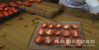 Фото приготовления рецепта: Вяленые помидоры с прованскими травами - шаг 2