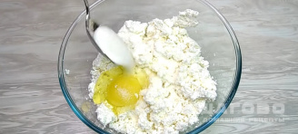 Фото приготовления рецепта: Мамины сырники быстро и вкусно из творога - шаг 2