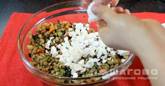 Фото приготовления рецепта: Средиземноморский салат из чечевицы - шаг 9
