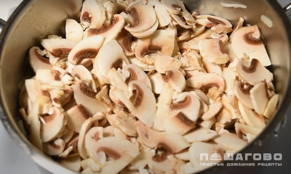 Фото приготовления рецепта: Суп-пюре с шампиньонами и картофелем - шаг 2