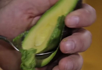 Фото приготовления рецепта: Соус из авокадо с чесноком к мясу и птице - шаг 2