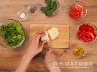 Фото приготовления рецепта: Салат с адыгейским сыром - шаг 2