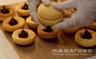 Фото приготовления рецепта: Пирожное Персики с вареной сгущенкой - шаг 4