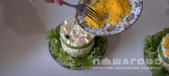 Фото приготовления рецепта: Салат Дамский каприз с курицей и ананасом - шаг 5
