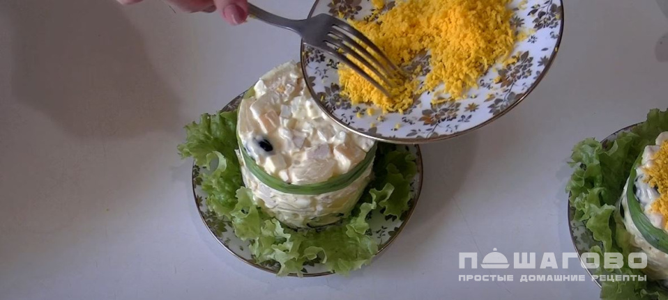 Фото приготовления рецепта: Салат Дамский каприз с курицей и ананасом - шаг 5