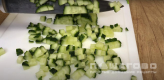 Фото приготовления рецепта: Куриный салат с огурцами и горошком - шаг 2