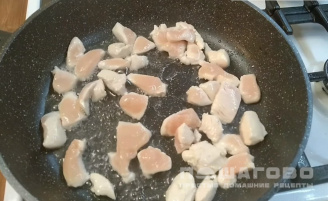 Фото приготовления рецепта: Куриное филе в сырном соусе - шаг 1