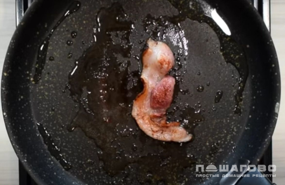 Фото приготовления рецепта: Сэндвич с яичницей беконом и сыром в электрогриле - шаг 1