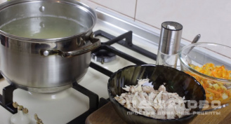 Фото приготовления рецепта: Куриный суп с яйцом - шаг 8
