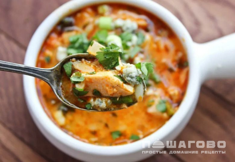 Сборная солянка из куриной грудки с колбасой