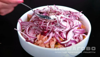 Фото приготовления рецепта: Салат с фасолью и тунцом - шаг 7