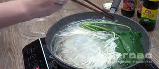 Фото приготовления рецепта: Китайский суп с лапшой - шаг 2