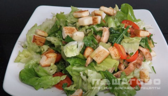 Фото приготовления рецепта: Зеленый салат с гренками - шаг 14