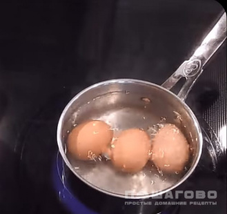 Фото приготовления рецепта: Яйца вкрутую - шаг 3