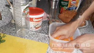 Фото приготовления рецепта: Хот-дог с корейской морковью - шаг 1