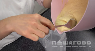 Фото приготовления рецепта: Воздушные оладушки на йогурте - шаг 5