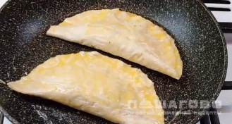 Фото приготовления рецепта: Чебуреки из лаваша с сыром на сковороде - шаг 7