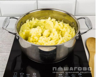 Фото приготовления рецепта: Пюре с яйцом и сыром - шаг 3