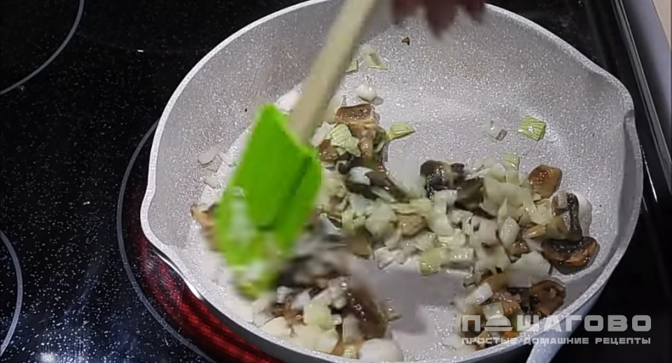 Фото приготовления рецепта: Мясо по-французски на сковороде - шаг 5