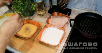 Фото приготовления рецепта: Шницель с грибным соусом - шаг 2