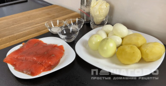 Фото приготовления рецепта: Салат с красной слабосоленой рыбой - шаг 1