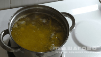Фото приготовления рецепта: Суп из свинины с картошкой и вермишелью - шаг 4