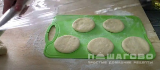 Фото приготовления рецепта: Пончики со сгущенкой - шаг 10