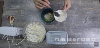 Фото приготовления рецепта: Ванильные сырники из творожной массы - шаг 2