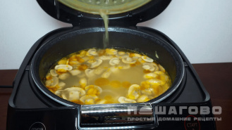 Фото приготовления рецепта: Грибной суп в мультиварке - шаг 4