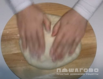 Фото приготовления рецепта: Осетинский пирог с сыром и зеленью - шаг 7