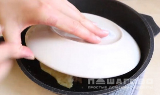 Фото приготовления рецепта: Рисовый омлет с зеленым горошком - шаг 6
