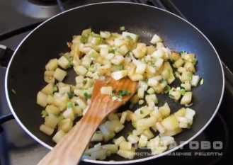 Фото приготовления рецепта: Омлет с картофелем - шаг 1