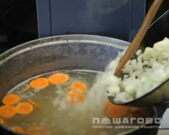Фото приготовления рецепта: Рыбный суп из семги - шаг 6