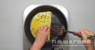 Фото приготовления рецепта: Тамагояки на завтрак - шаг 7
