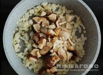 Фото приготовления рецепта: Орзотто с белыми грибами - шаг 2