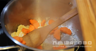 Фото приготовления рецепта: Суп из красной чечевицы вегетарианский - шаг 6
