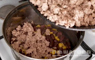 Фото приготовления рецепта: Острый буритос с мясом и фасолью - шаг 2