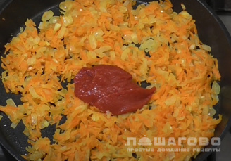 Фото приготовления рецепта: Голубцы из листьев китайской капусты в томатно-сметанном соусе - шаг 4