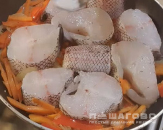 Фото приготовления рецепта: Макрурус тушеный с луком и морковью - шаг 3