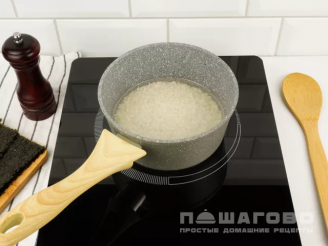 Фото приготовления рецепта: Ролл с креветкой и сливочным сыром - шаг 2