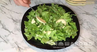 Фото приготовления рецепта: Цезарь по русски с тертым сыром и салатными листьями - шаг 7